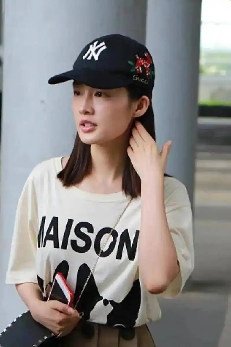 李沁素颜照曝光网友表示皮肤细腻但面带苦相