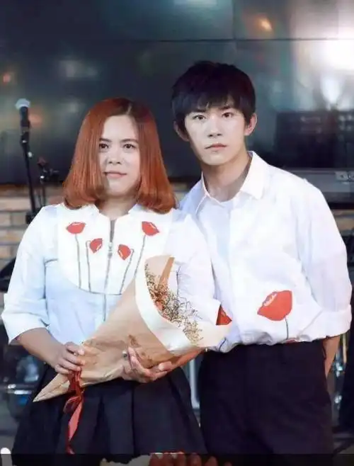 易烊千玺和妈妈,千玺的妈妈好年轻呀