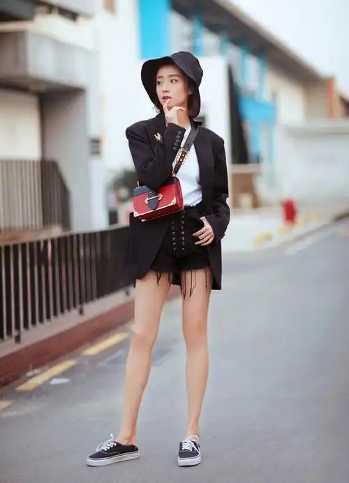 清澈甜美,气质清逸脱俗,胡冰卿真的有种邻家少女的感觉