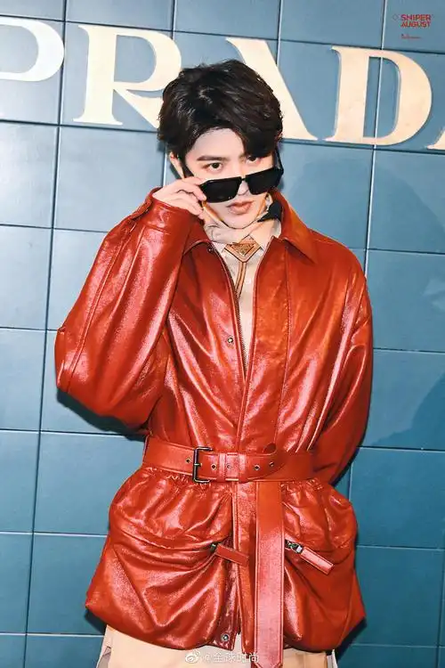 蔡徐坤身着红色皮衣夹克,亮相prada 2020s/s秀场前排