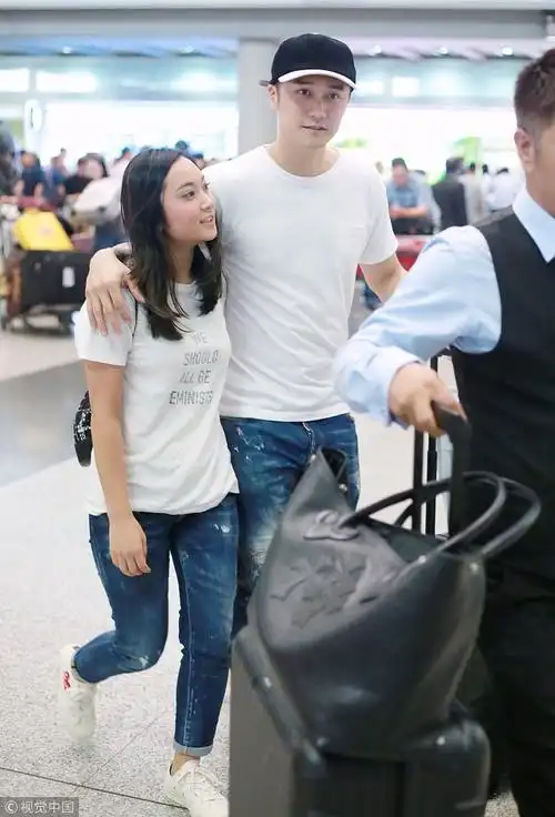 狗粮来袭!蒋劲夫与女友抵京 搭肩牵小手超恩爱-搜狐大视野-搜狐新闻