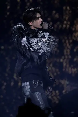 蔡徐坤演唱会上落泪,全场大合唱《情人》,与辣妹过度亲密惹不满