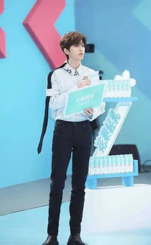 这是我们认识的蔡徐坤早期活动旧照网友这都能成顶奢吗