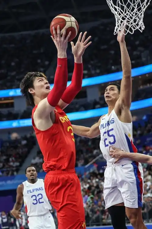 当日,在杭州亚运会篮球项目男子半决赛中,中国队以76比77负于菲律宾队