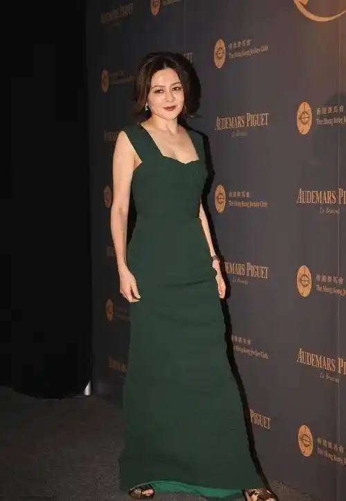 58岁关之琳风韵犹存,170穿墨绿色连衣裙真优雅,苹果肌好饱满_女性