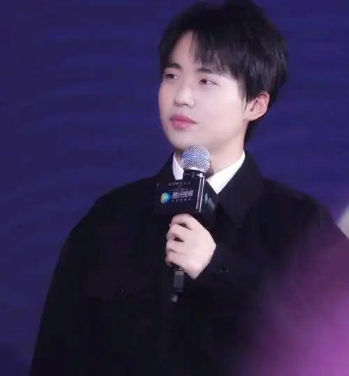 郭麒麟为新戏剃寸头,新造型神似郭德纲,他将拍摄怎样的电视剧?