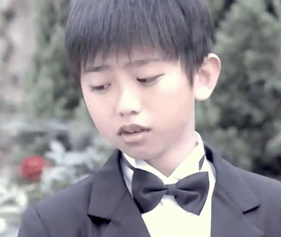 有网友怀疑蔡徐坤整容,还拿出小时候的照片做对比,这样一看,长大后的