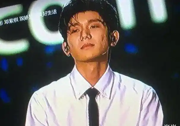 原创留学之后的王源怎么了王源近照被嘲月球表面都是吸烟惹的祸