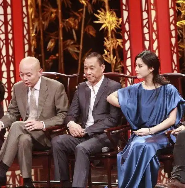 范冰冰晒美照,脖子上惊现大块草莓印,拍照背景图亮了_王学圻