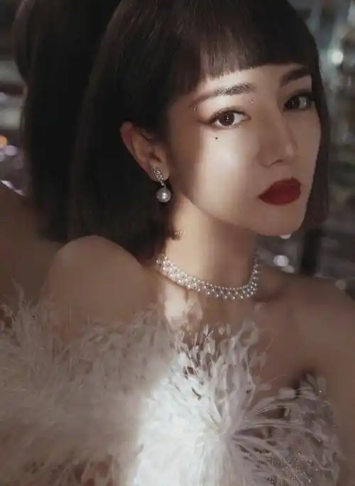 虽说微博之夜美女如云,但是不得不夸一下迪丽热巴的这一身造型,真的是