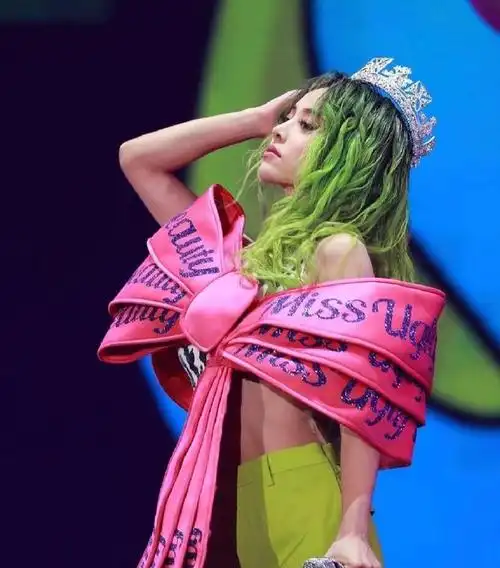 蔡依林演唱会太生猛,拥吻小s到嘴唇变形,网友:像极了拔罐现场