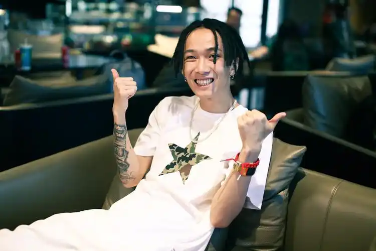 组图:《嘻哈》你的男孩tt白t脏辫随性 可乖巧可酷炫