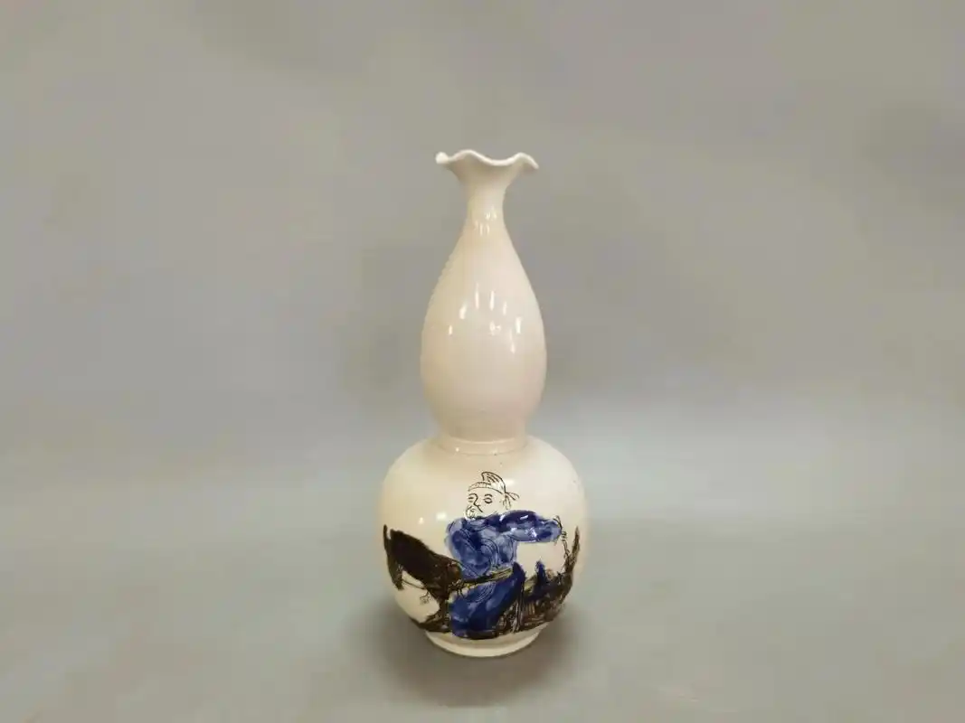 宋,定窑刻《官》字款白地青花墨彩官员快马加鞭图纹 - 抖音