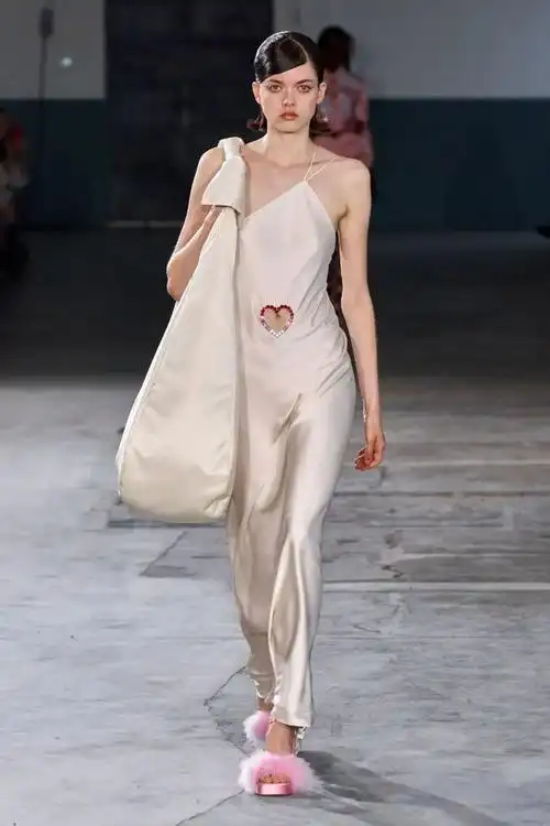 竟然把可可爱爱的元素做得又辣又野设计师是怎么做到让人害羞但又忍不