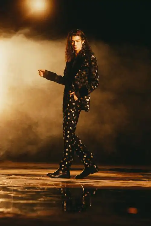 朱正廷羊毛卷长发##朱正廷摇滚长发造型