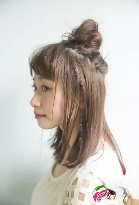 【图】简单又好看 流行半丸子头扎法图解教程_时尚发型_发藏网