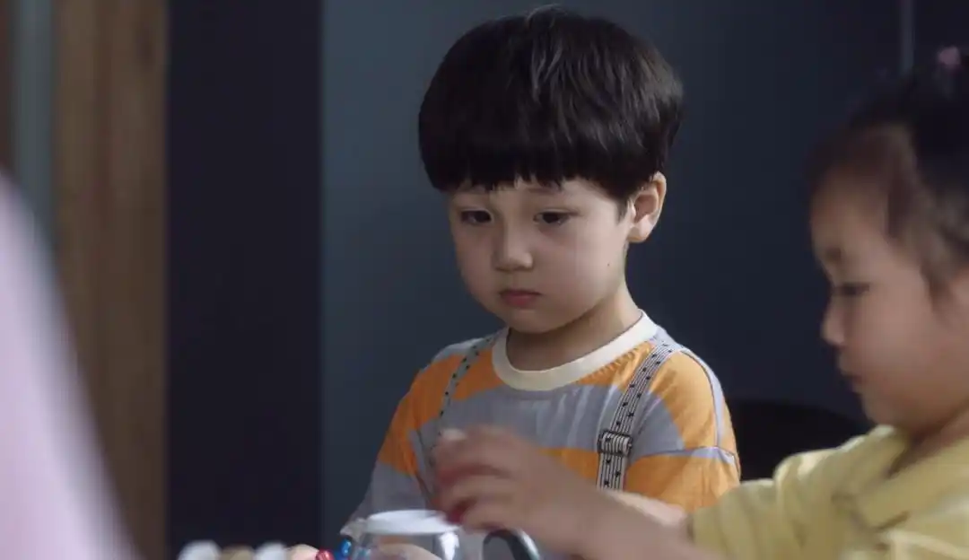 超超的存在衬托了姐姐夏欢欢正经历的学习压力的烦恼苦闷,是夏欢欢