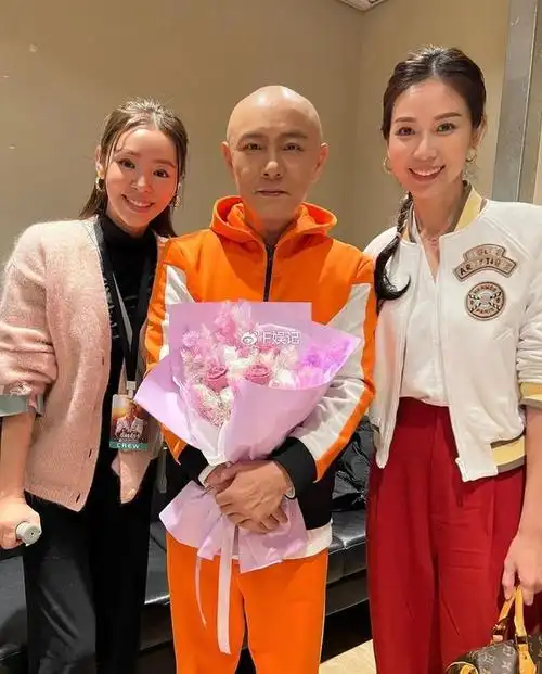 谭凯琪与杨秀惠一起捧场张卫健演唱会脚受伤有老公搀扶背着出行