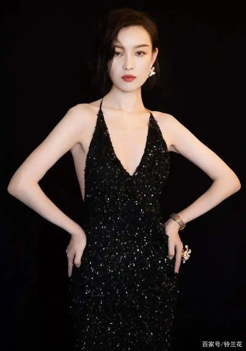 倪妮秀身材太好,黑丝美腿性感又高级,网友:这身材太撩人