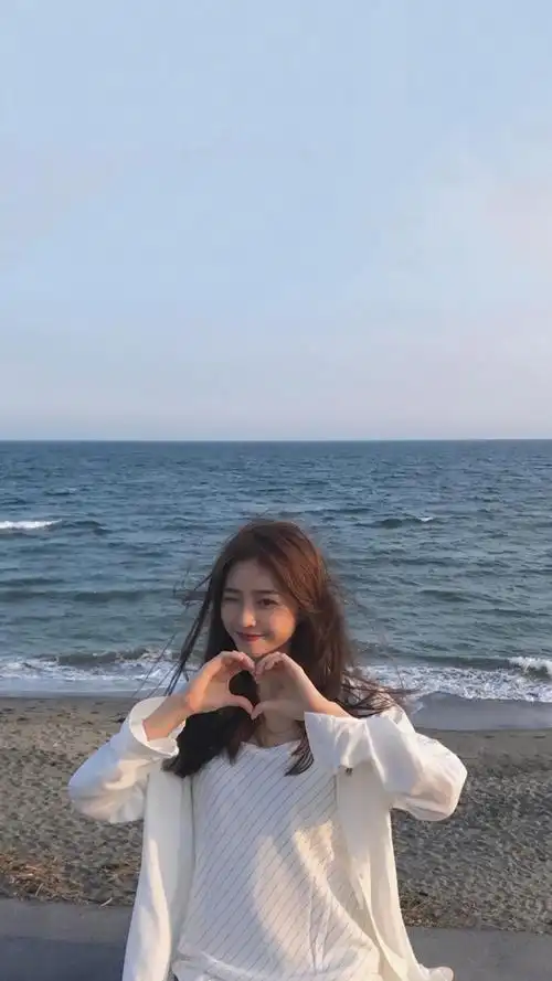 海边比心女孩小清新手机壁纸