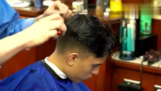 小哥的偏分油头,帅气时尚