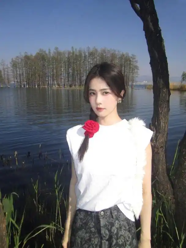 宋茜和白鹿经典时尚的春日穿搭,不如乔欣格雷系撞上多巴胺穿搭