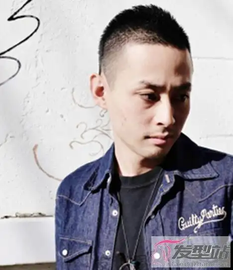 男生帅气平头发型 利落干练尽显男人味