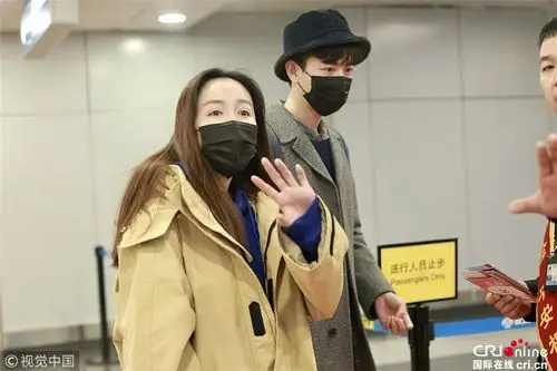 小情侣再同框!娄艺潇和男友李川甜蜜对视超温暖