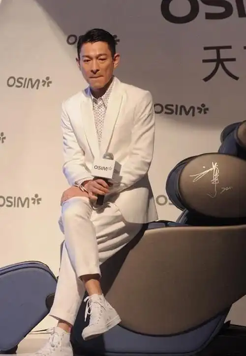 刘德华穿上红色夹克,搭一条卷边牛仔裤,时髦得似年轻人!