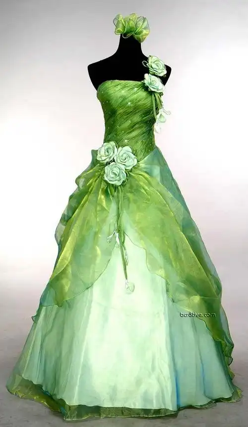 绿色的婚纱~~哈~非常有生机的色彩,很适合在户外进行的婚礼,问题是
