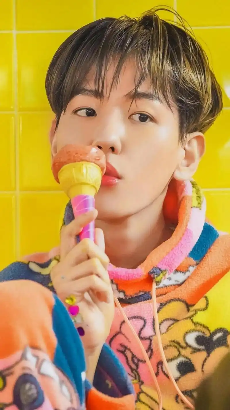 阳光干净男孩边伯贤可爱搞怪写真