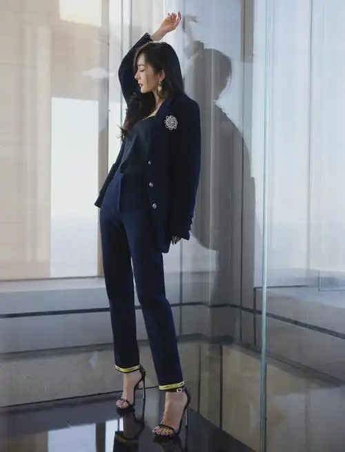 杨幂西装好帅飒