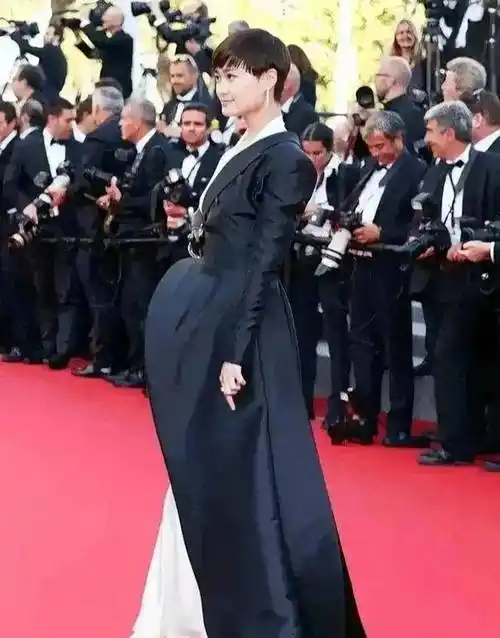 李宇春造型引发热议,疑似怀孕八个月_网友_质疑_留言