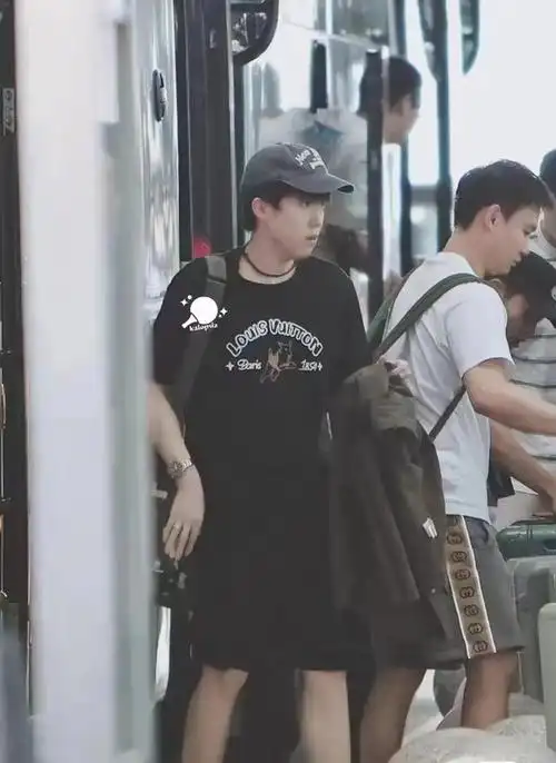 王楚钦这戒指是随身带着么?去成都的时候还戴,回来时又戴上了!