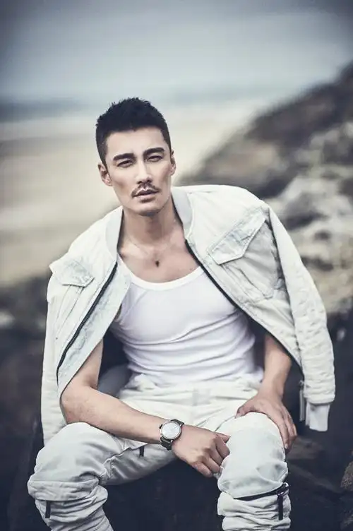 胡兵曝海滩迷人大片 尽显自由韵味