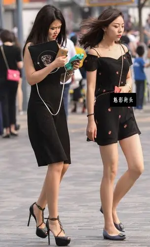 两个逛街的美女,白嫩肌肤,修长美腿,非常性感,非常漂亮