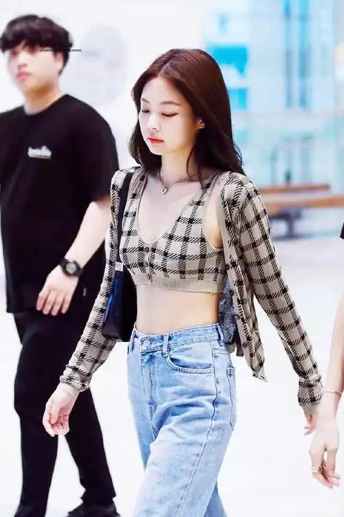 blackpink jennie的直角肩太绝了,私服穿搭尽显好身材