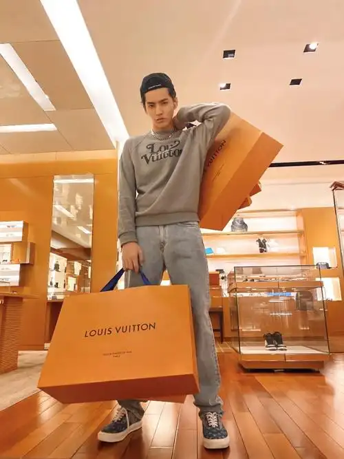 路易威登品牌代言人吴亦凡身着 lv05 系列 解开virgil abloh首个