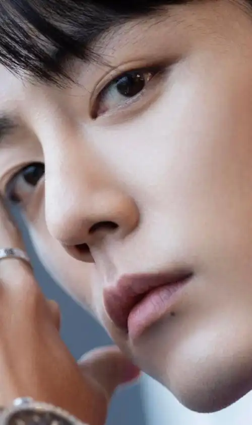 肖战超话#肖战#美男子的特征之一,一定毛发浓密.