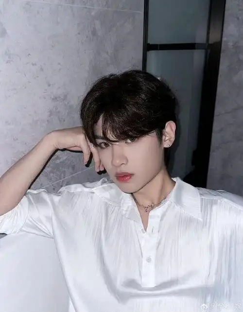 黄明昊这组照片让人上钩简直易如反掌!