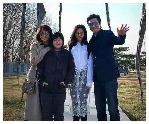 看着她稚气的笑容,很难想象脚上穿的鞋码已经和妈妈孙莉差不多大了.