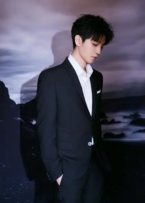 王俊凯黑色西装出席第30届大学生电影节如从童话中走来的小王子