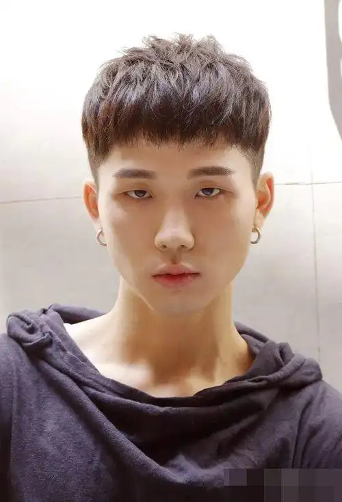 2020新款男士短头发发型 稳重帅酷有型的短发图片