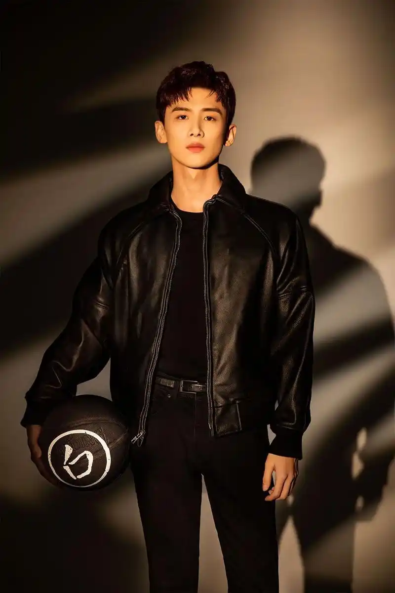 白敬亭风格造型真多变!黑色皮衣战损妆,黑老大气质拿捏了