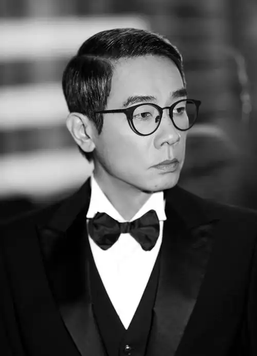 陈小春化身老教授,媳妇却美如少女,一看就知道婚后很幸福