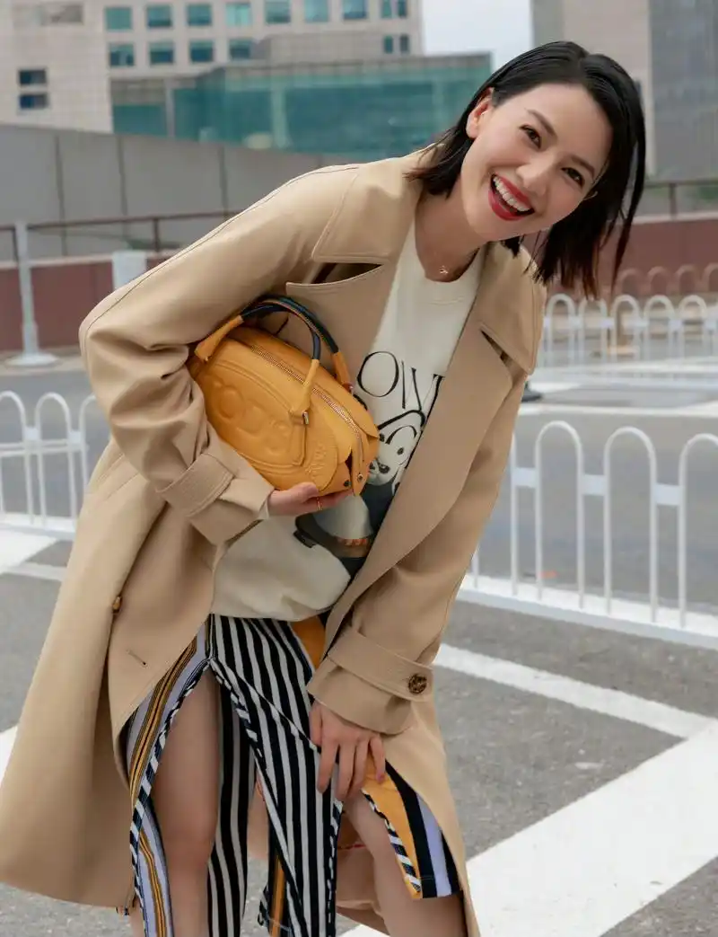 高圆圆穿搭时尚,皮肤状态超好,不像40 的人