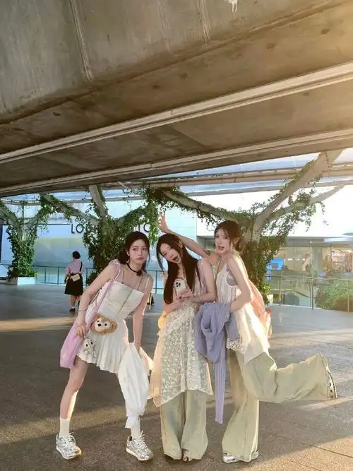 【和漂亮朋友的96615种不同拍照姿势】    出去玩姐妹合照怎么拍