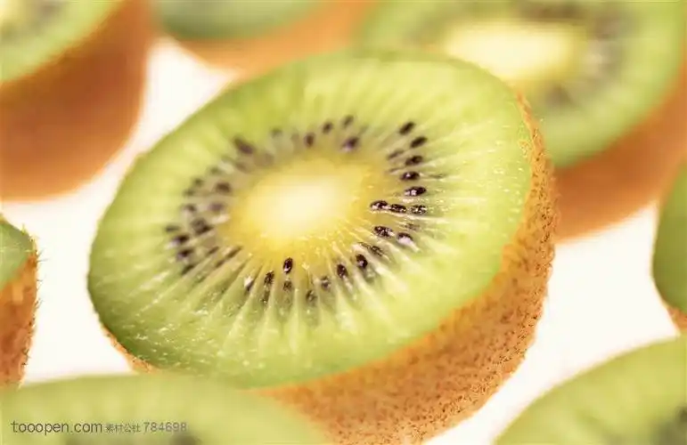 新鲜水果-被切开的猕猴桃摆放在一起高清摄影图片素材