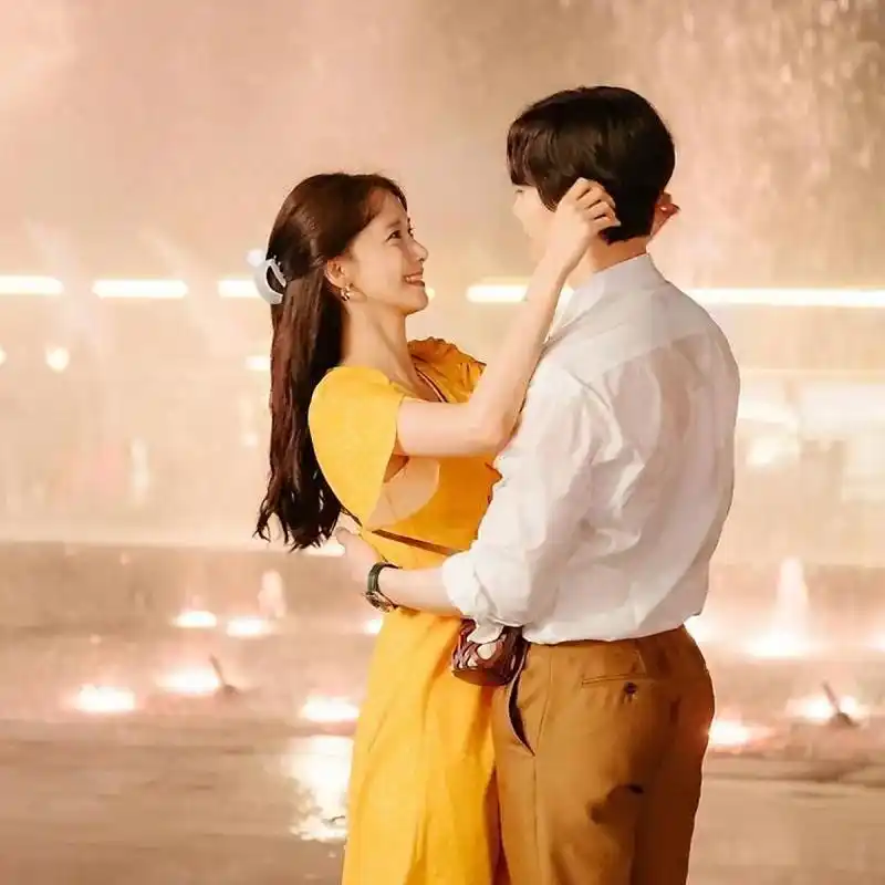 林允儿男友视角泳装照曝光,笑容太甜一脸恋爱模样