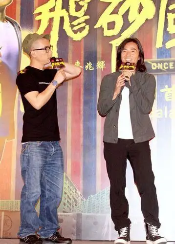 郑伊健与陈小春再度联手休闲鞋服现身飞砂风中转首映